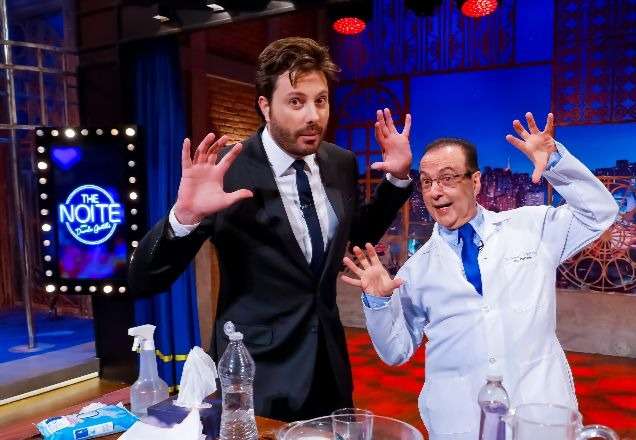 Doutor Bactéria ensina a desentupir ralo no palco do The Noite