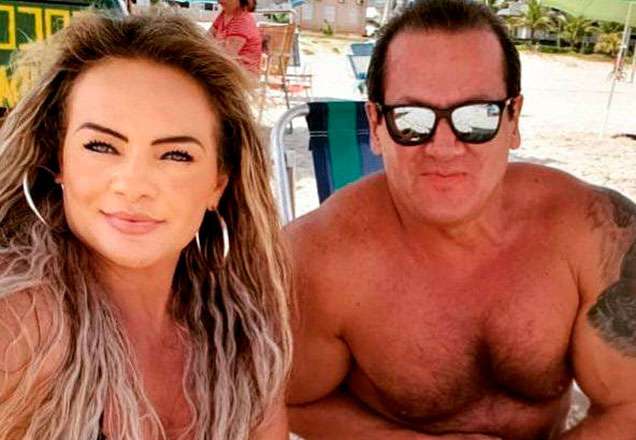 Apresentador que viralizou com sunga indiscreta é acusado pela mulher de traição