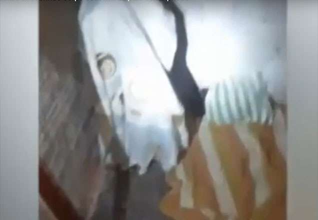 Não dá pra acreditar! Homem se esconde da polícia embaixo de lençol