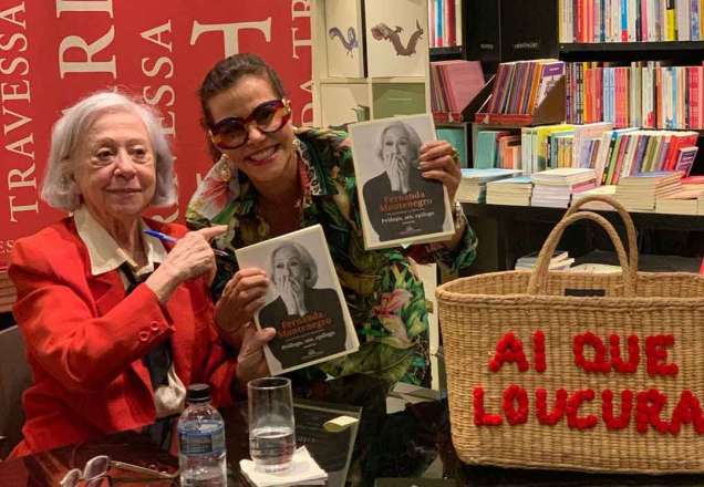 Narcisa Tamborindeguy "apanha" em lançamento de livro