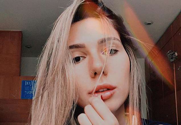 Filha de Renato Gaúcho atrai chuva de olhares indiscretos ao curtir praia de biquíni