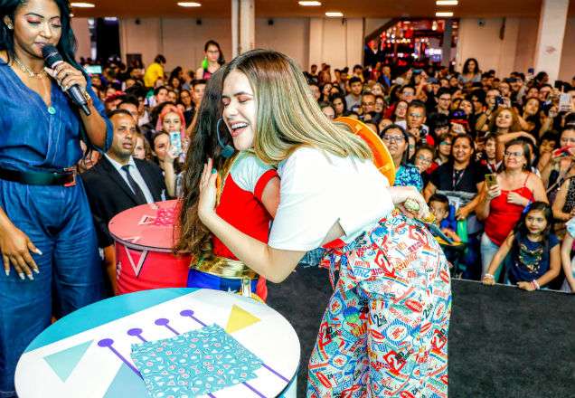 Maisa visita estande do SBT Games na BGS e leva público à loucura