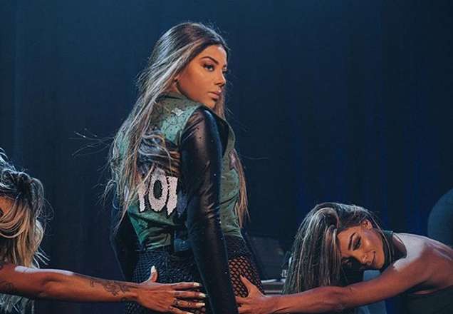 Nos Estados Unidos, Ludmilla coloca lenha na briga com Anitta e proíbe o assunto