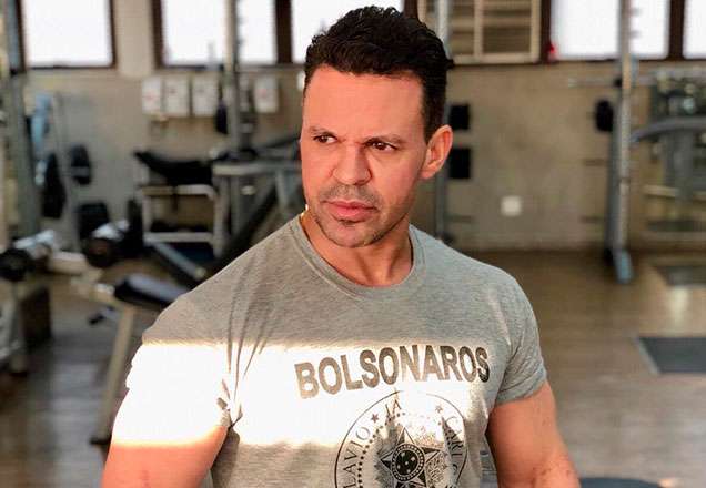 Ônibus de Eduardo Costa é apedrejado por fãs