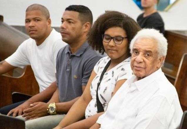Agnaldo Timóteo celebra 83 anos em missa na zona sul do Rio
