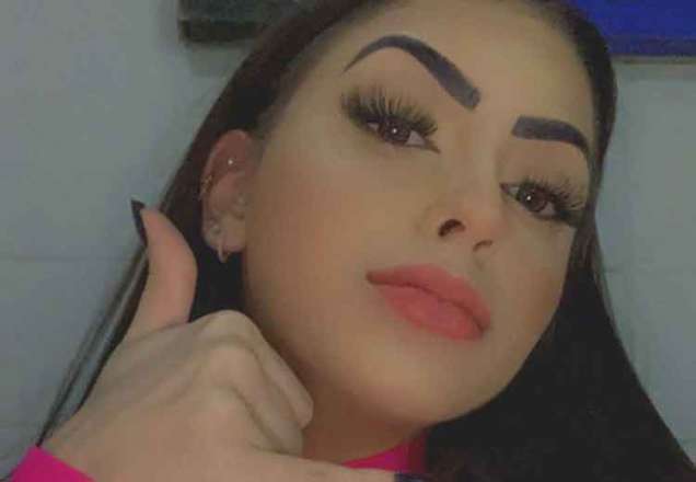 MC Mirella posa com irmão gato e semelhança impressiona