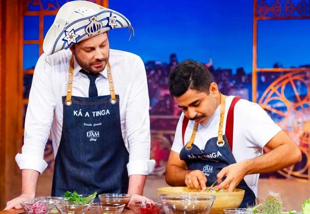 Danilo Gentili prepara um delicioso e diferente ceviche de cactos, confira!