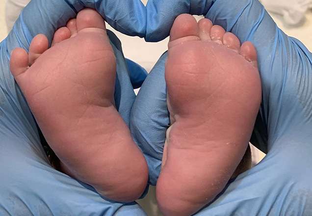 Em foto impressionante, Tatá Werneck mostra o momento exato do parto da filha
