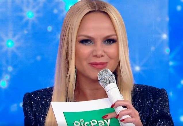 Estonteante, Eliana faz o discurso de abertura do Teleton 2019