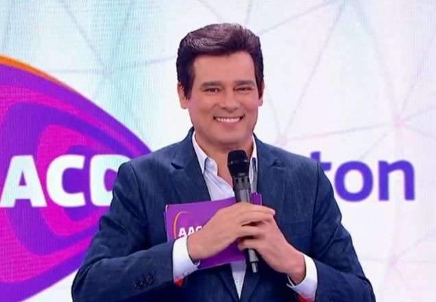 Sempre elegante e carismático, Celso Portiolli marca presença no Teleton e pede doações