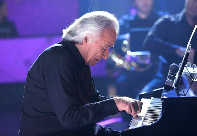 Maestro João Carlos Martins dá show de superação e emociona ao tocar piano