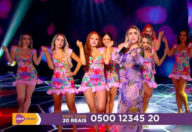 Naiara Azevedo agita o palco do Teleton cantando o sucesso "50 reais"