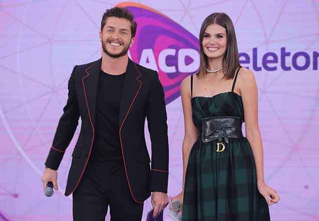 Um casalzão desses! Camila Queiroz e Klebber Toledo se emocionam no Teleton
