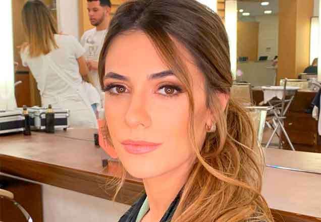 Jade Magalhães aposta em top de manga bufante e deixa barriguinha à mostra