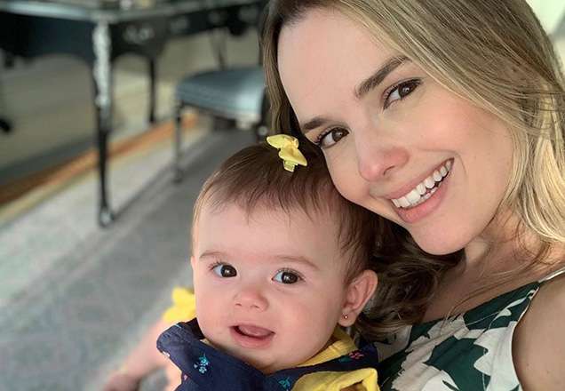 Thaeme arrasa em foto de maiô em Dubai ao lado da fofíssima Liz