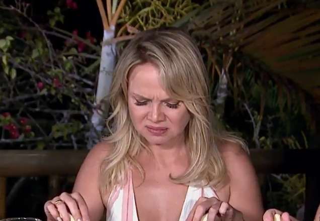 No "Cardápio Surpresa", Eliana come morcego desidratado e impressiona a todos