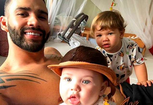 Em sala de música gigante, Gusttavo Lima toca piano com os filhos