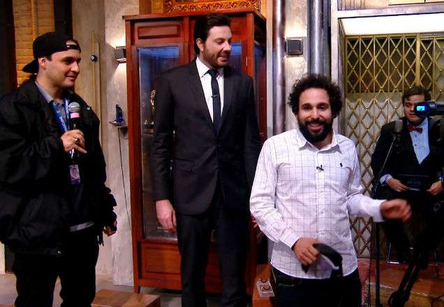 Murilo Couta rouba lugar do Bailarino no The Noite