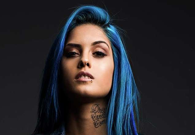 Tati Zaqui surge de "diaba vermelha" e sensualiza na pia