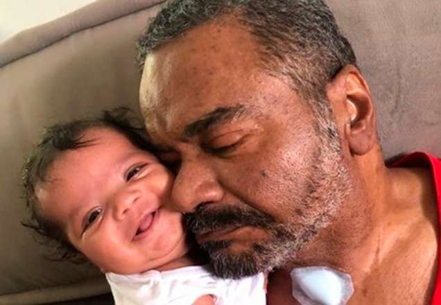 Filho de Arlindo Cruz mostra o paizão em casa curtindo o netinho em foto fofa
