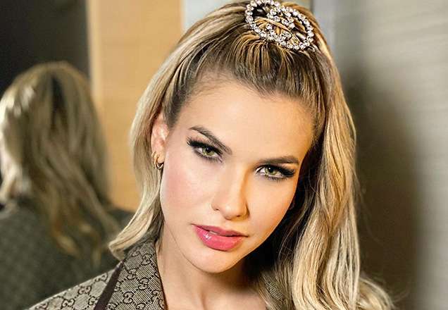 Superestilosa, Andressa Suita investe no dourado e surge de roupa bem curtinha