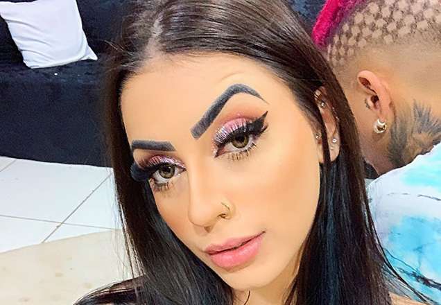 MC Mirella inaugura decote com renda transparência e deixa seguidores enlouquecidos
