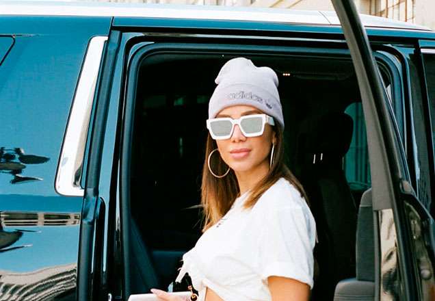 Quem é o felizardo? Anitta mostra look e fala sobre casamento