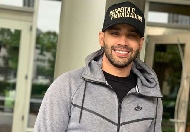 Gusttavo Lima doa R$ 100 para catador de latinha, mas cachorro pega o dinheiro