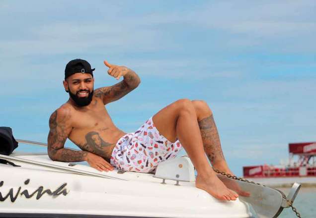 Gabigol é flagrado aos beijos com Rafaella Santos e faz declaração de amor