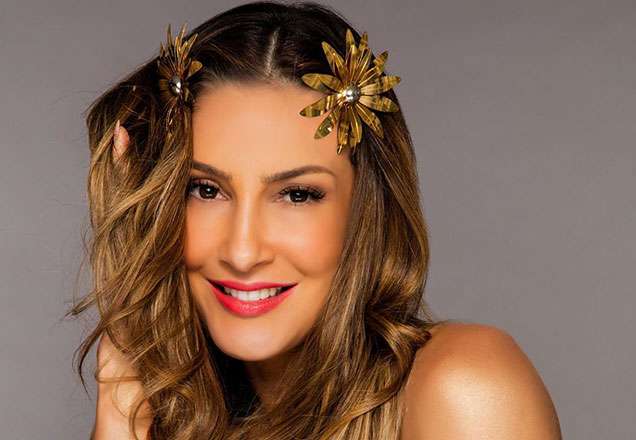 Filha da cantora Claudia Leitte dá sorrisinho maroto e encanta seguidores