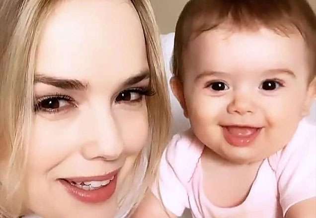 Filha da cantora Thaeme não sabe se chora ou dá risada e momento encanta