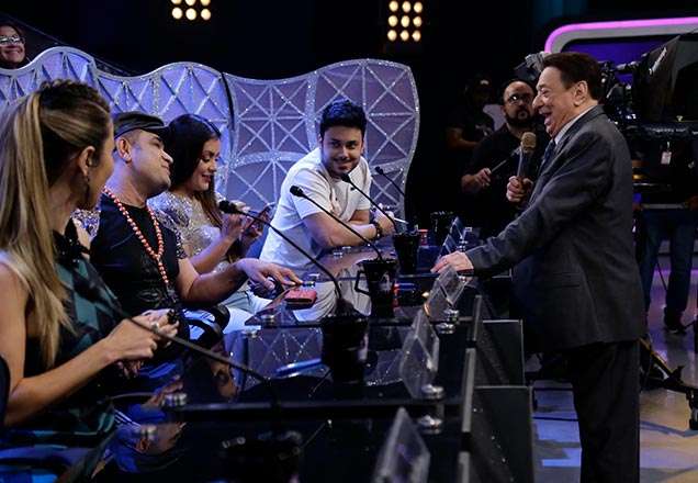 Raul Gil exibe os quadros Jogo do Banquinho, Funkeirinhos e Shadow Brasil neste sábado