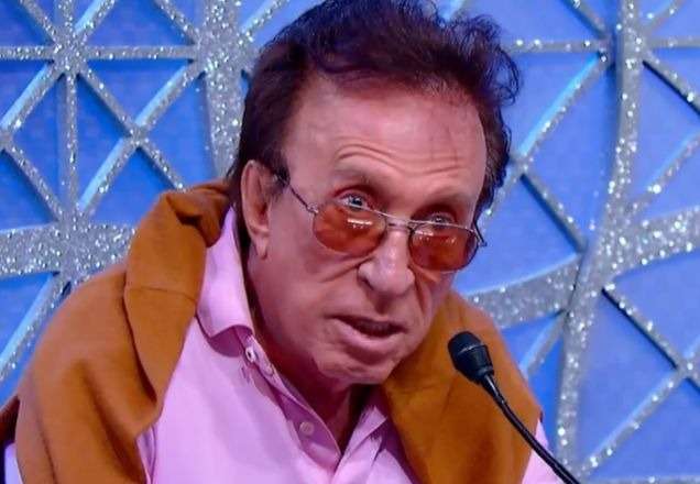 Moacyr Franco gruda chiclete na bancada do Shallow Brasil e é castigado