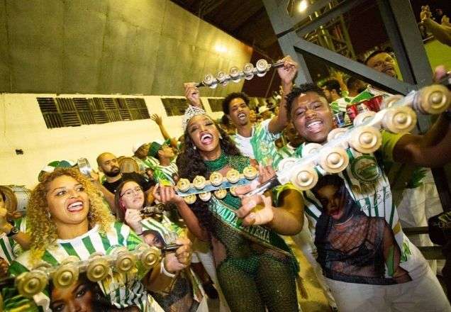 Rainha, Iza compartilha fotos da coroação na Imperatriz Leopoldinense