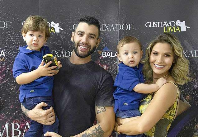 Gusttavo Lima flagra a mulher jogada no chão brincando com os filhos e momento é encantador