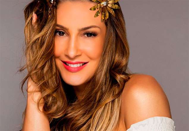 Claudia Leitte aposta em vestido decotado metalizado e arrasa