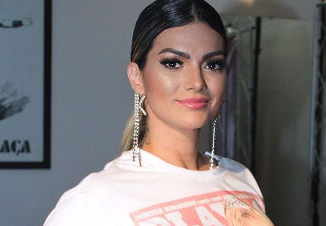 Kelly Key posa com biquíni transparente e corpo trincado chama atenção