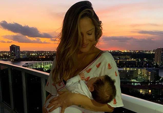 Fofura demais! Claudia Leitte aparece com sua bebê no colo cantando música