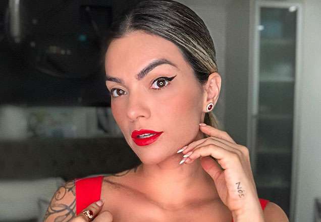 Kelly Key aparece sentada no marido e corpo escultural não passa batido