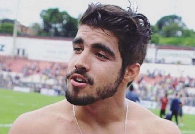 Quem será? Caio Castro revela que ficou "animadinho" com cena quente em novela