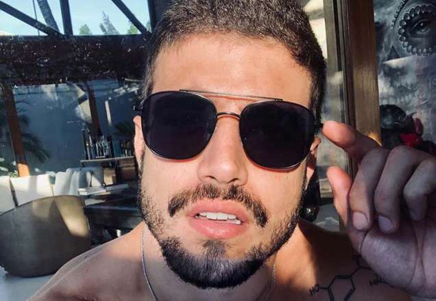Caio Castro relembra momento de ciúmes de Bruno Gagliasso