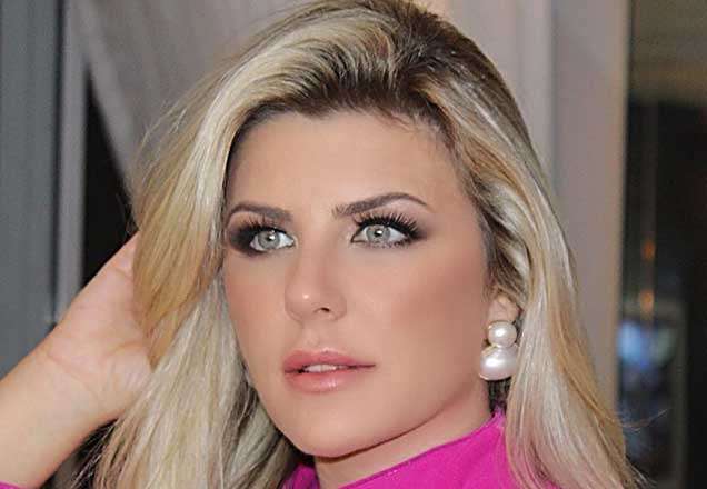 Iris Stefanelli surge deslumbrante usando vestido prateado com perna de fora