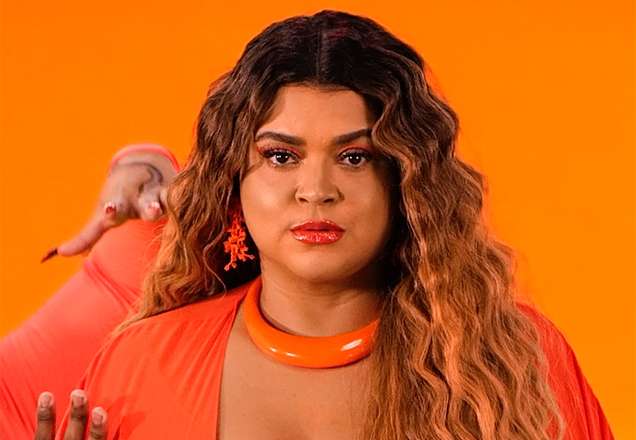 Preta Gil surge com vestido mais chique que o permitido por lei e fenda poderosa nas pernocas