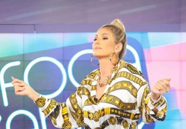 Ao som do novo hit polêmico de Ludmilla, Lívia Andrade rebola no palco do Fofocalizando e quebra a web