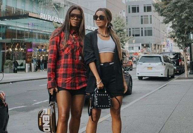 Em momento íntimo, Ludmilla se rende à beleza da namorada