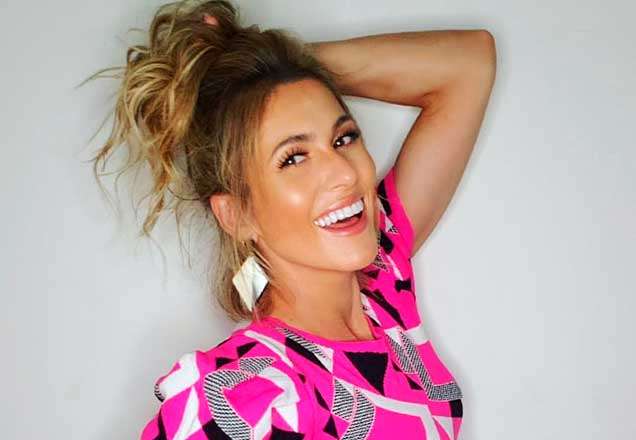 Lívia Andrade aposta em vestido coladinho e decotão