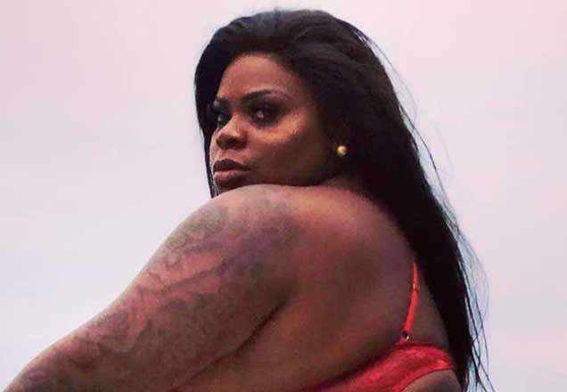 Jojo Todynho dá tapinhas no bumbum de amiga e a ensina a rebolar