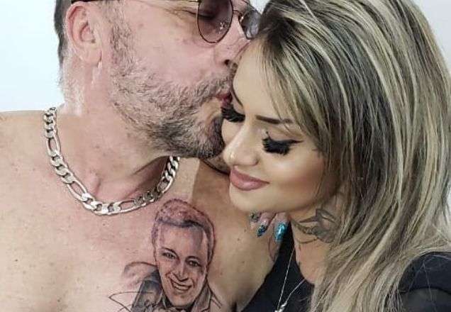 Amigo eterniza rosto de Gugu Liberato em tatuagem