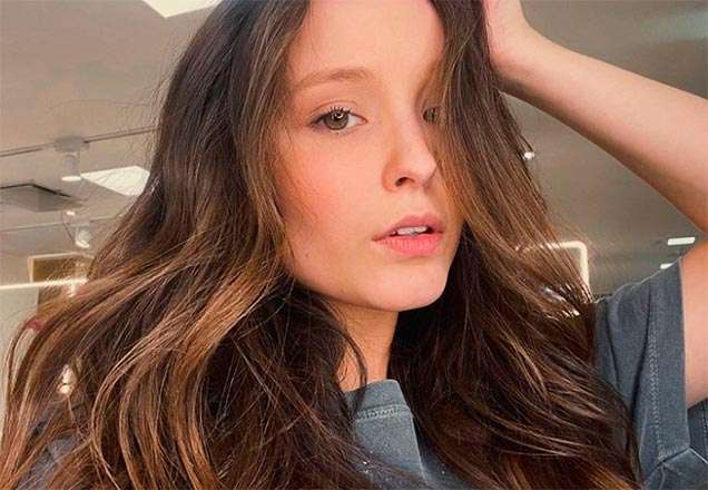 Larissa Manoela com mão no cabelo