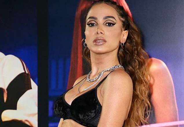 Ao responder fã em rede social, Anitta afirma que está solteira